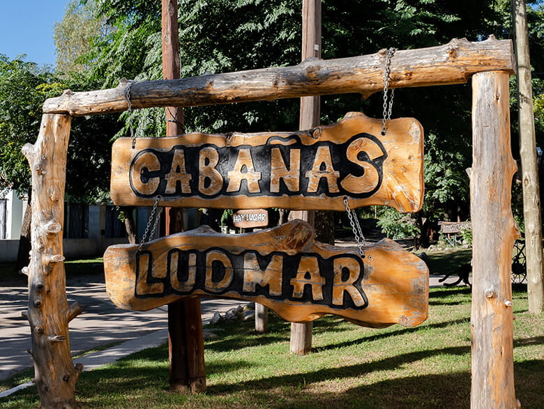 Cartel grande de Cabañas Ludmar en Potrero de los Funes